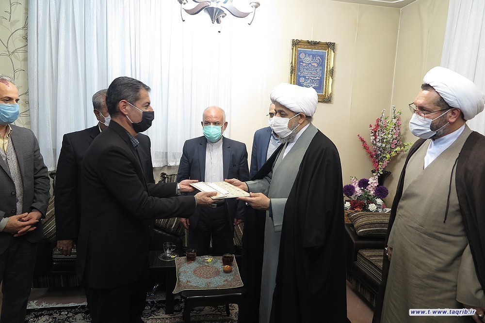 حجة الاسلام و المسلمين الدكتور "حميد شهرياري"يلتقي مع عائلة المرحوم امام جمعة كرمانشاه