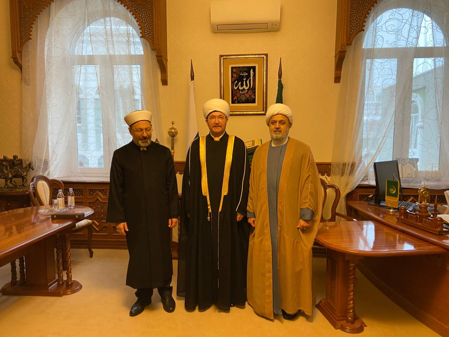 دیدار دکتر شهریاری با علی ارباش و شیخ راویل عین الدین در حاشیه نماز جمعه مسکو