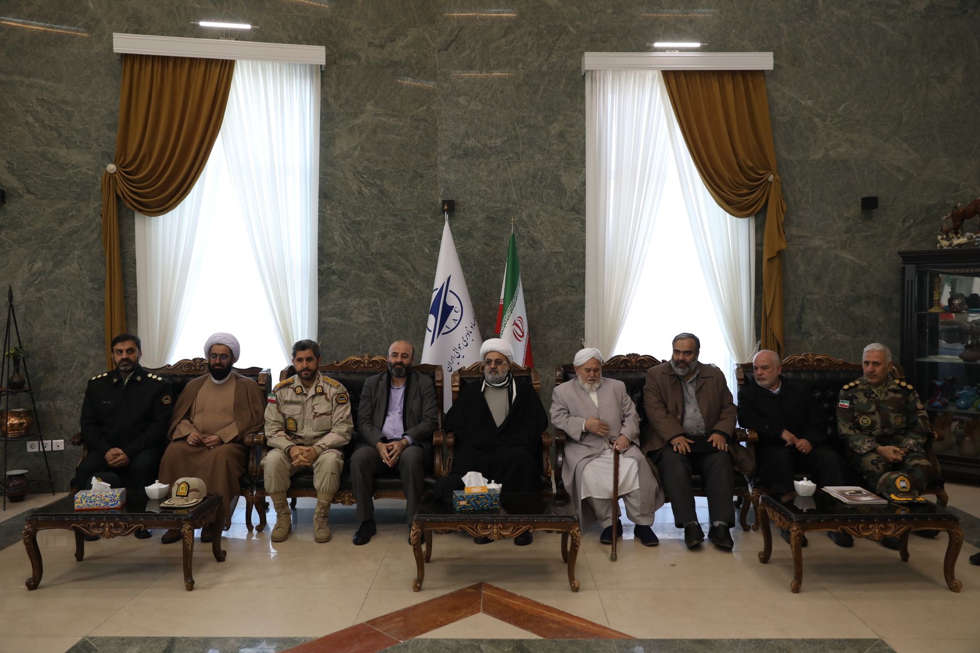 استقبال از دکتر شهریاری دبیرکل مجمع تقریب مذاهب اسلامی در فرودگاه گرگان