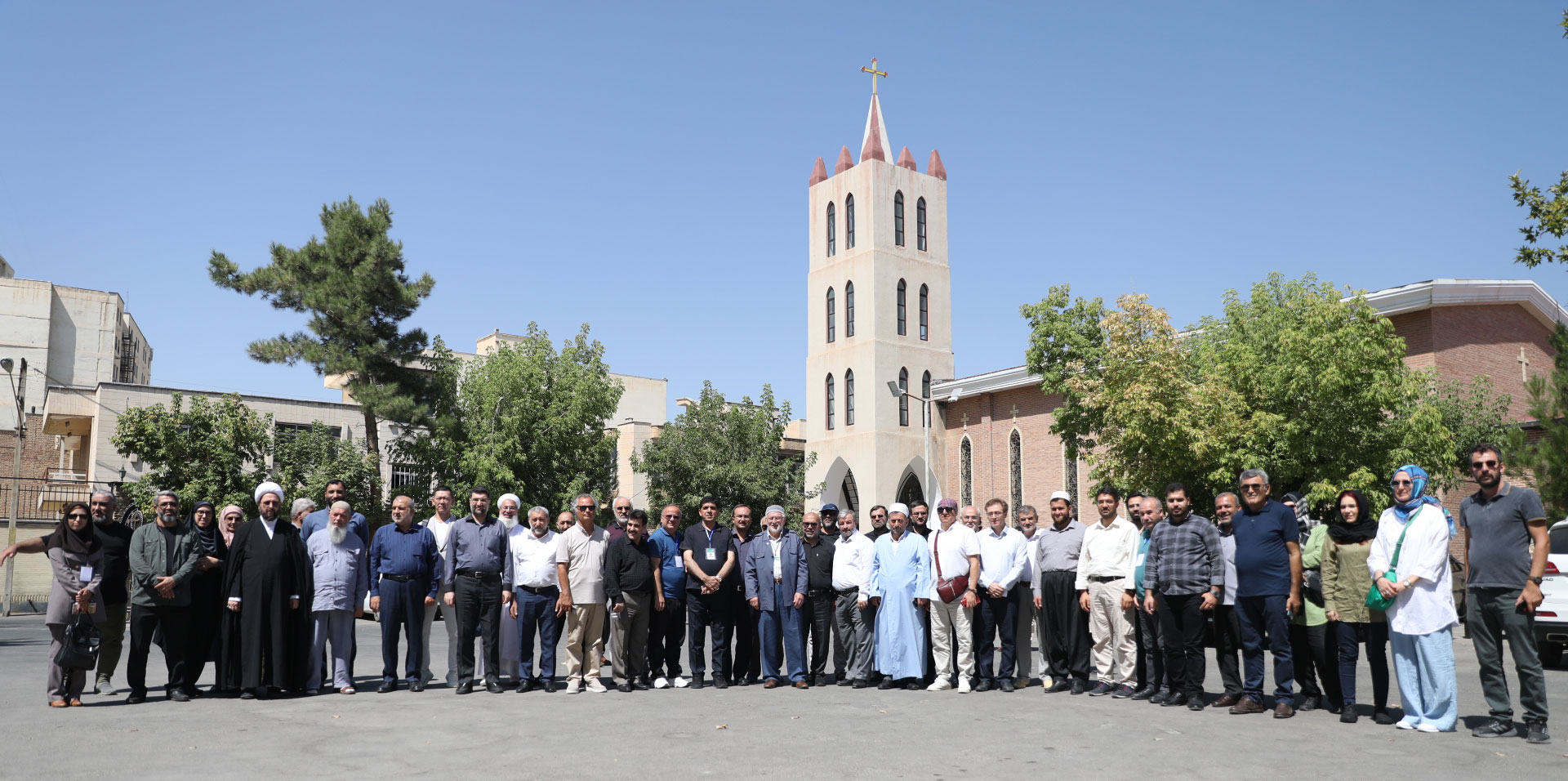بازدید جمعی از مهمانان کنفرانس منطقه ای ارومیه از کلیسای حضرت مریم (س)