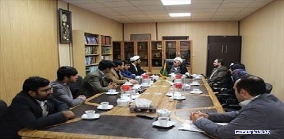 رئیس جامعة المذاهب الإسلامیة إلتقی بالطلاب الجدد من العراق وباکستان والهند وكالة الحوزة_ اجتمع الطلاب الجدد في جامعة المذاهب الإسلامیة مع رئیسها سماحة الشيخ المختاري في الفصل الدراسي الجدید
