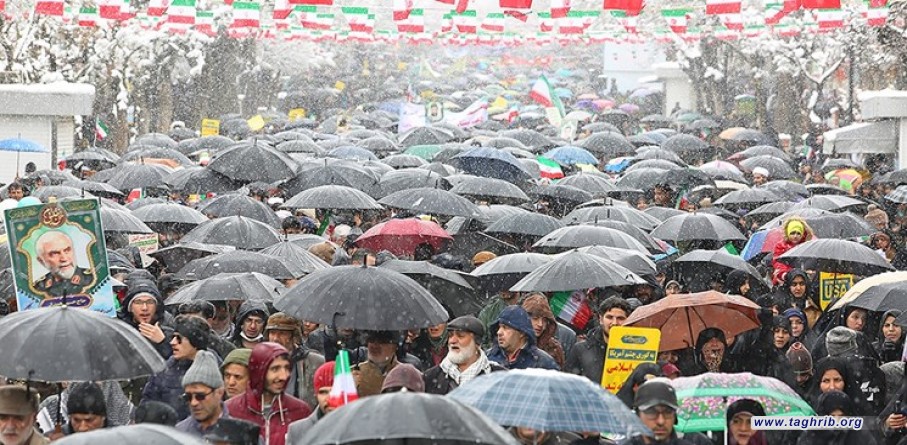 الإيرانييون يحيون ذكرى إنتصار الثورة الإسلامية تحت الأمطار الغزيرة والبرد القارس وتساقط الثلوج..