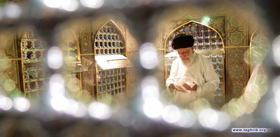 مع حلول شهر محرم الحرام وايام عزاء الامام الحسين(ع) بحضور قائد الثورة.. اقامة مراسم ازالة الغبار عن ضریح الإمام الرضا (ع) + صور