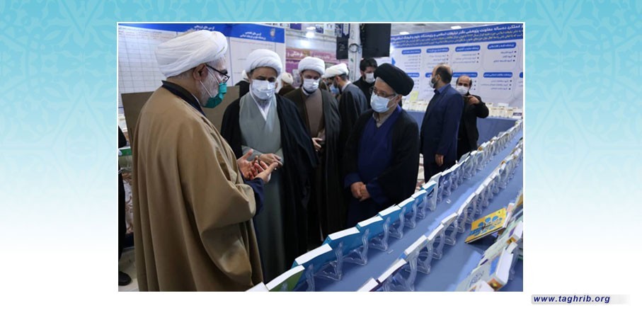 الدكتور " شهرياري " يزور معرض منجزات مكتب الاعلام الاسلامي في حوزة قم المقدسة