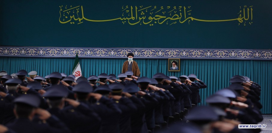 لقاء جمع من قادة وضبّاط القوّات الجويّة التابعة للجيش بالقائد الأعلى للقوّات المسلّحة