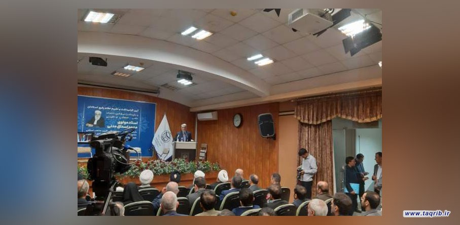مولوی مدنی دارای یک شخصیت تقریبی و حوزوی است