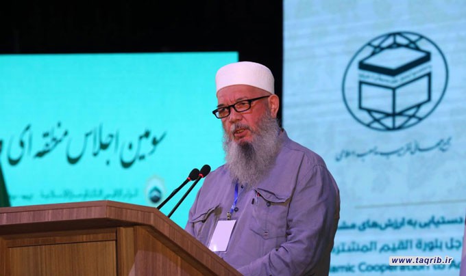 مفتي روسي : على المسلمين ان لا يسمحوا باستهداف دينهم عبر الفضاء الافتراضي