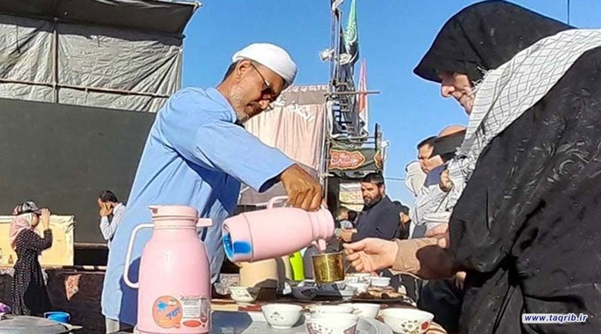 آية الله الخامنئي يهدي خاتمه لأصحاب موكب لأهل السنة يخدمون زوار الأربعينية