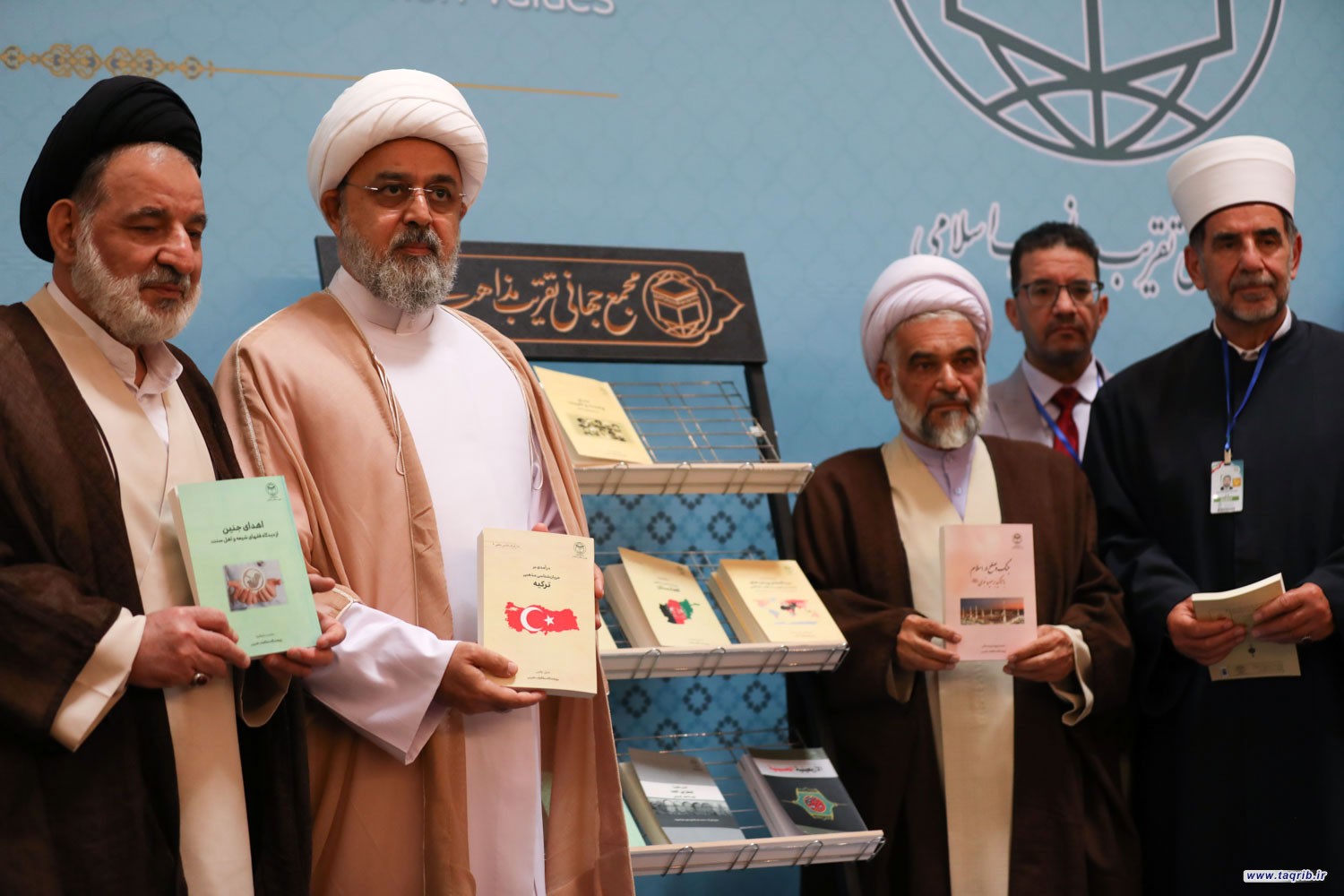 الدكتور شهرياري يرعى حفل ازاحة الستار عن اصدارات حديثة لمعهد الدراسات التقريبية