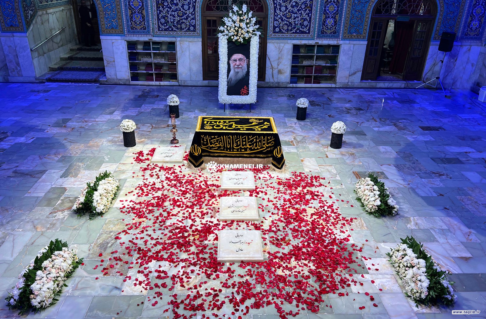 مرقد القائد الشهيد والشهداء من عائلته في رواق دار الذكر بالروضة الرضوية المقدسة