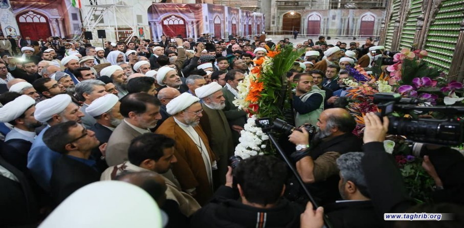 ضيوف المؤتمر الـ32 للوحدة الاسلامية يجددون العهد مع الامام الخميني الراحل (رض)