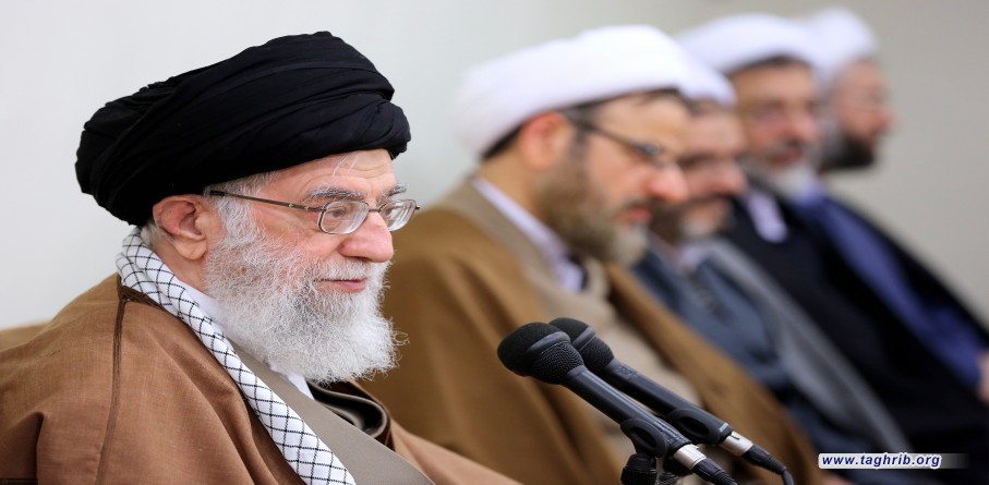 الإمام الخامنئي لدى لقائه بمسؤولي مكتب التبليغ الإسلامي في الحوزة العلمية