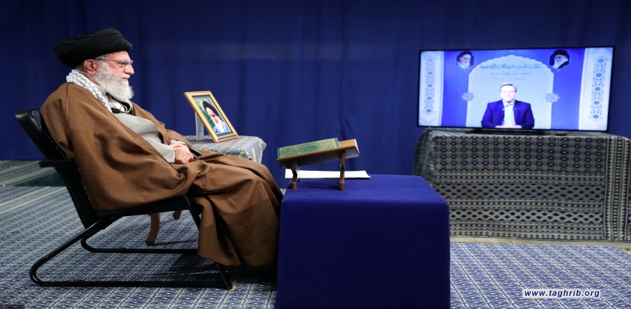 محفل أنس بالقرآن الكريم بواسطة الاتصال المتلفز بين الإمام الخامنئي وقراء القرآن الكريم