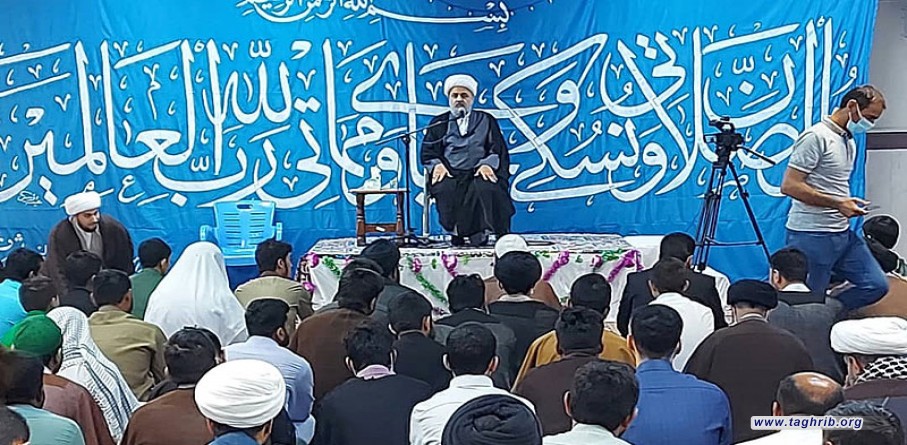 الدكتور " شهرياري" يلقي كلمة في مدرسة الامام الخميني (رض) في النجف الاشرف