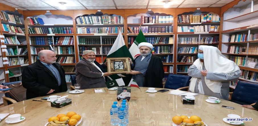 الدكتور شهرياري يلتقي مع سيد محم حبيب عرفاني رئيس مشايخ حزب تحريك انصاف في باكستان
