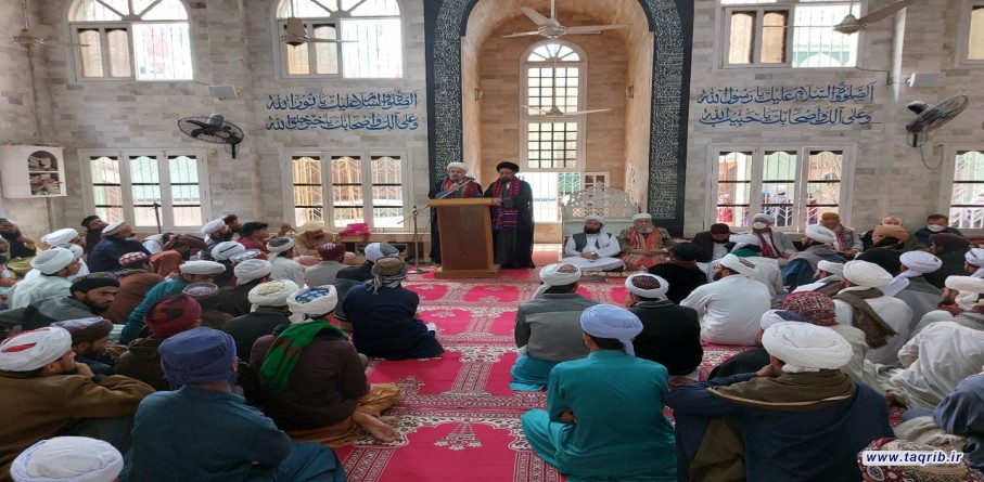 الدكتور " شهرياري" يلقي كلمة في مسجد دار العلوم المجددية النعيمية في كراجي