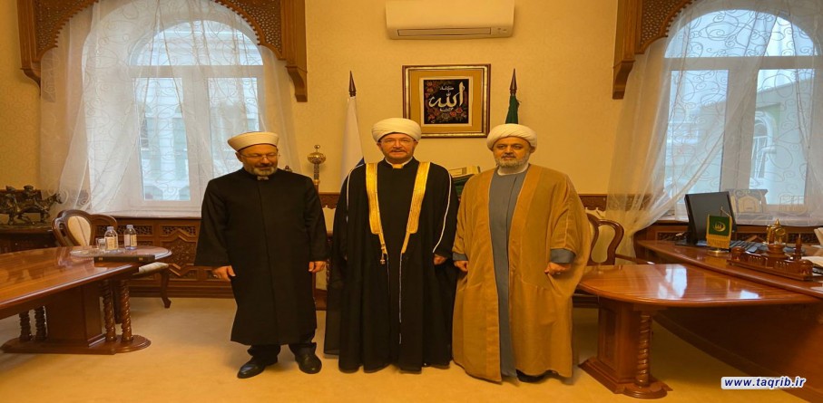 الدكتور شهرياري يلتقي مع علي ارباش والشيخ رافيل عين الدين على هامش صلاة الجمعة في موسكو