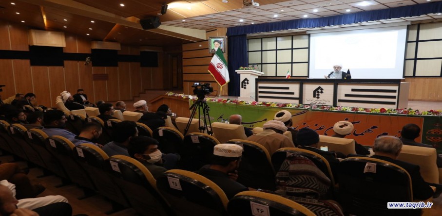 الدكتور شهرياري متحدثا الى حشد من الطلاب الاجانب لدى جامعة المصطفى (ص) في محافظة كلستان شمالي البلاد